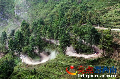 車手在24道拐盤山公路賽道上快速行駛（陳亞林?jǐn)z影）.JPG
