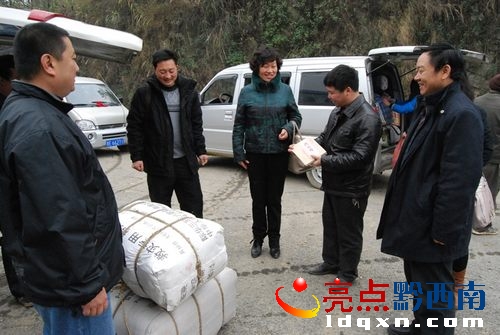 nEO_IMG_圖一、麻山鄉(xiāng)慰問品發(fā)放現(xiàn)場.jpg