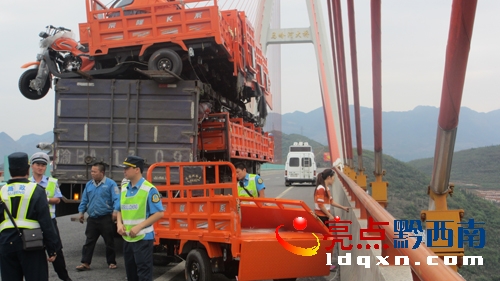 圖為高速交警和路政在現(xiàn)場進行緊急處置.JPG