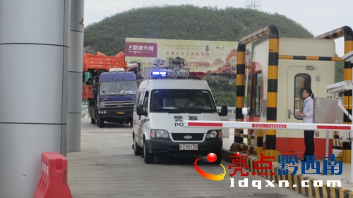 圖為高速交警用執(zhí)法車護送貨車安全駛離汕昆高速公路.jpg