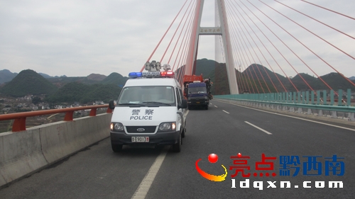 圖為高速交警用警車為貨車保駕護航.jpg