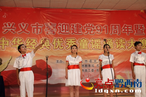 圖為參賽選手在誦讀.jpg