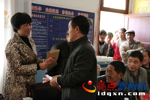 圖為黃莉副市長(zhǎng)向貧困黨員教師發(fā)放慰問金。.jpg