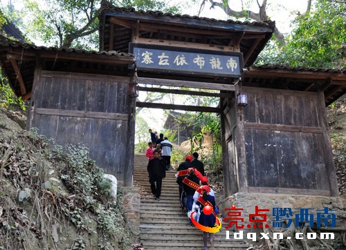 消防官兵和志愿者進(jìn)入南龍布依古寨開展宣傳.jpg