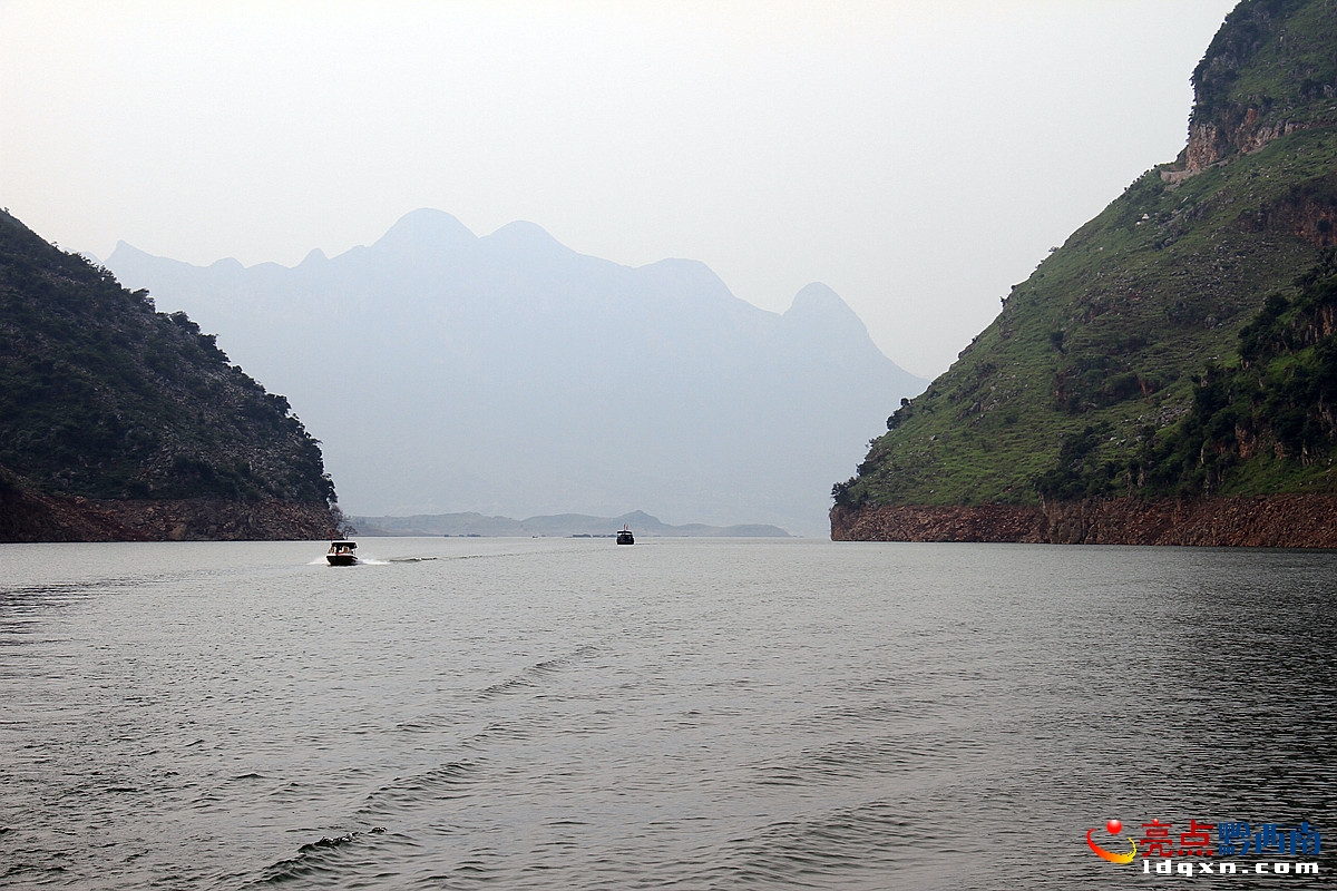 游客泛舟湖上.jpg
