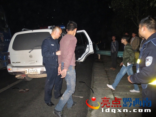 圖為民警將抓獲的嫌疑人帶離現(xiàn)場(chǎng).jpg