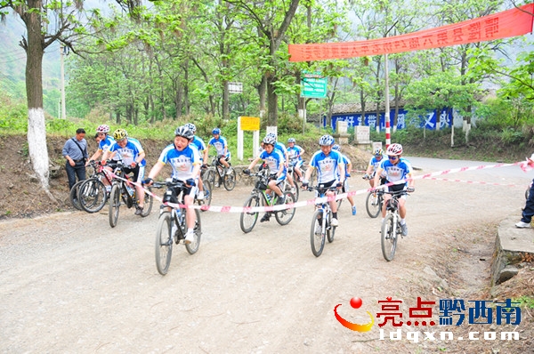 晴隆縣山地自行車爬坡賽在“24道拐”抗戰(zhàn)公路開賽時的情景(陳亞林攝影).JPG