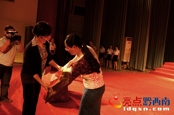 1.圖為州委宣傳部副部長陸長美為獲得一等獎的代表隊頒獎。.jpg