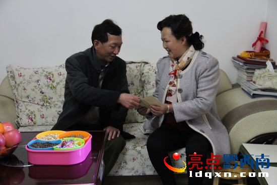 圖為州教育局黨組成員、紀(jì)檢組長(zhǎng)龍利平（左）為邵天英送上慰問金。.jpg