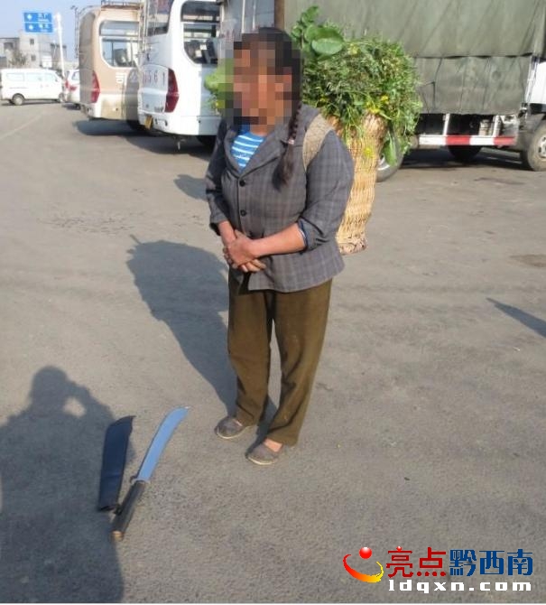 民警對(duì)攜帶刀具婦女進(jìn)行盤查.jpg
