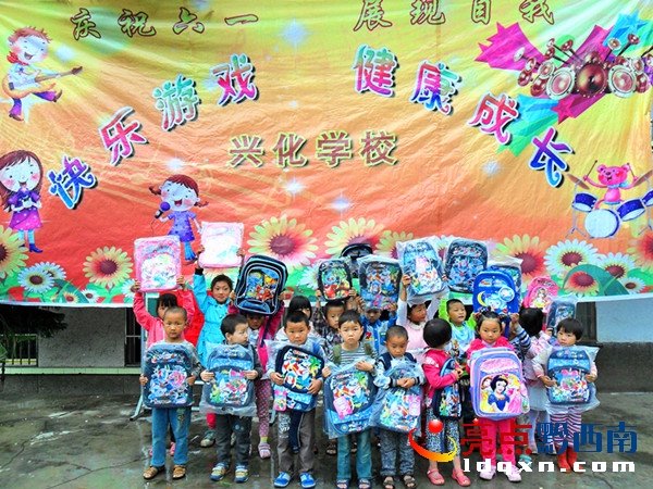 學前班孩子喜領新書包.jpg