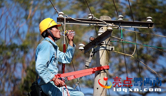 記錄支援海島抗臺(tái)風(fēng)電網(wǎng)搶險(xiǎn)現(xiàn)場(chǎng)的感動(dòng)瞬間(luguanwen 攝) (13).JPG