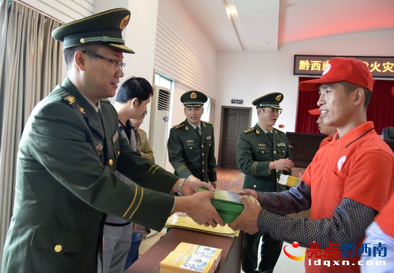 州消防支隊(duì)政委趙兵向消防志愿者贈(zèng)送宣傳資料.jpg