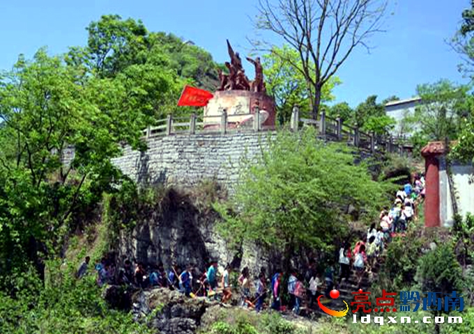 者相一小學(xué)生在者相鎮(zhèn)革命教育基地“虎山公園十七烈士”塑像前進(jìn)行“緬懷先烈”活動(dòng)。.jpg