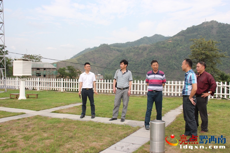 圖三、張普宇局長實地查自動站運行情況.jpg
