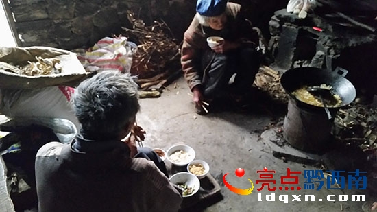 唐祖洋和他母親正在吃中午飯.jpg