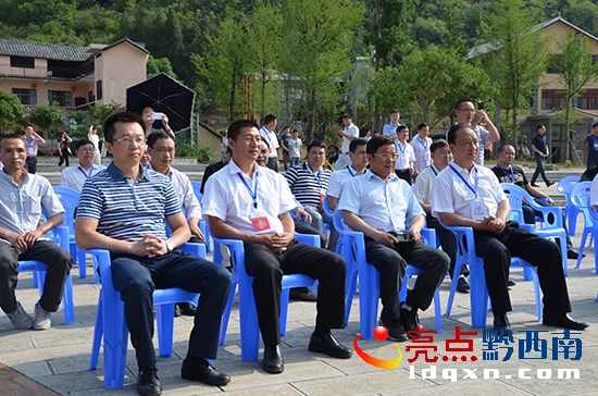 圖為楊光杰(前排左一)在樓納村廣場(chǎng)觀看民生主題節(jié)目++++++李祖..4..jpg