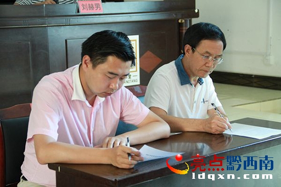 圖為副市長(zhǎng)鄧麟宇與考點(diǎn)主考簽訂責(zé)任書(shū)。_副本.jpg