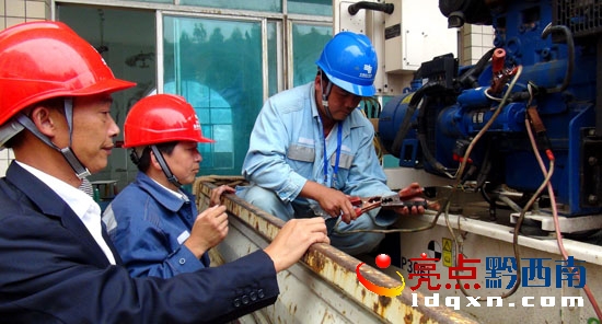 高考前夕，保電人員把發(fā)電機(jī)拉到考點(diǎn)調(diào)試安裝并試運(yùn)行（盧關(guān)文 攝 13885957702） (2).jpg