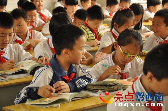 語文課上，蒙瓏秋實正在與同桌討論交流。湛瑩瑩攝.jpg