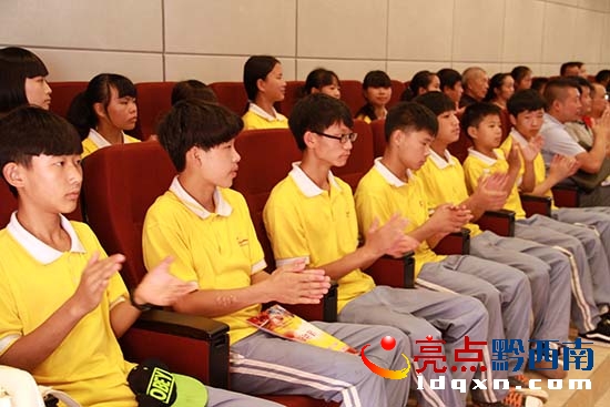 圖為學(xué)生代表為選手鼓掌。 (1).jpg