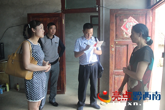 到農(nóng)戶家中調(diào)查了解情況.jpg