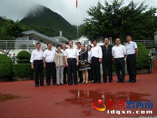 袁貴仁部長(zhǎng)左四）到萬(wàn)峰林民族學(xué)校調(diào)研民族特色教育.jpg