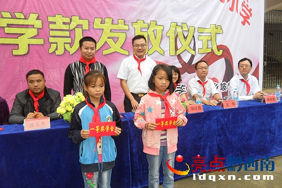 捐助發(fā)放現(xiàn)場(chǎng).jpg