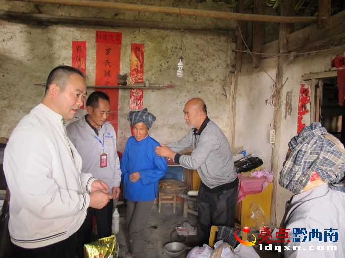 貞豐供電局書記到魯貢鎮(zhèn)深入農(nóng)戶了解生活情況。（劉吉文 攝）.jpg