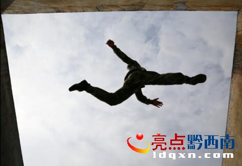 越過(guò)壕溝.jpg