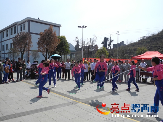 我縣開(kāi)展趣味活動(dòng)慶祝“三八”婦女節(jié) (1).JPG