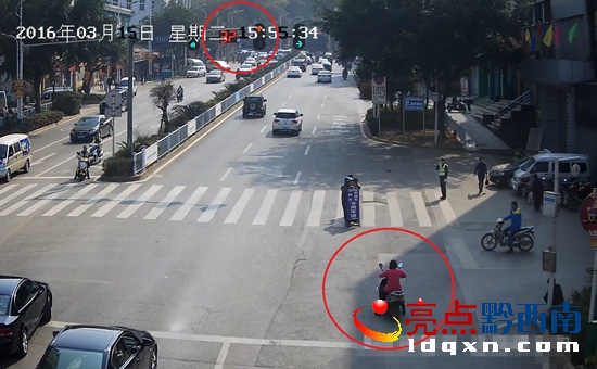 女子騎電動車闖紅燈.jpg