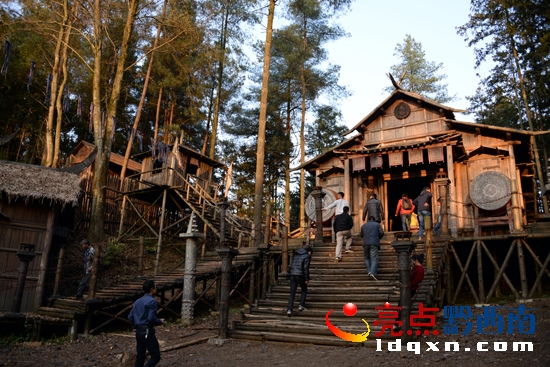 到普晴林場(chǎng)“馬幫山寨”考察電視劇《24道拐》外景拍攝基地的觀光旅游資源(陳亞林?jǐn)z影).JPG