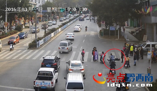 男子躺在道路上不起.jpg