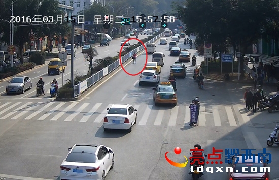被交警攔停后女子站在道路中間打電話叫“救兵”.jpg