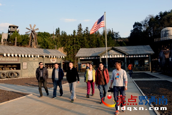 到普晴林場(chǎng)“美軍加油站”考察電視劇《24道拐》外景拍攝基地的觀光旅游資源(陳亞林?jǐn)z影).JPG