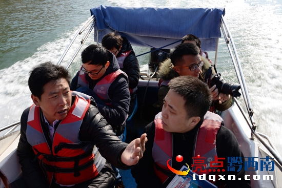 在北盤江光照湖乘船考察聽取旅游資源情況介紹(陳亞林?jǐn)z影).JPG