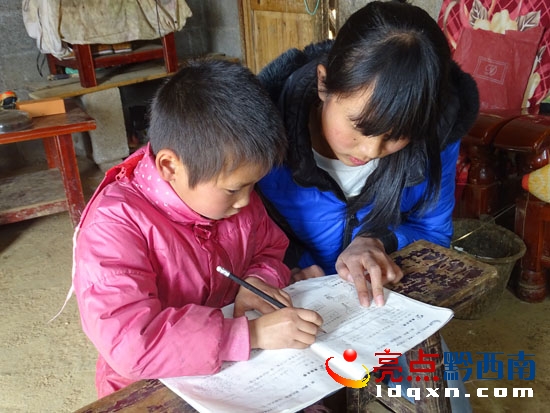 王祥玉正在給侄女輔導(dǎo)功課.JPG