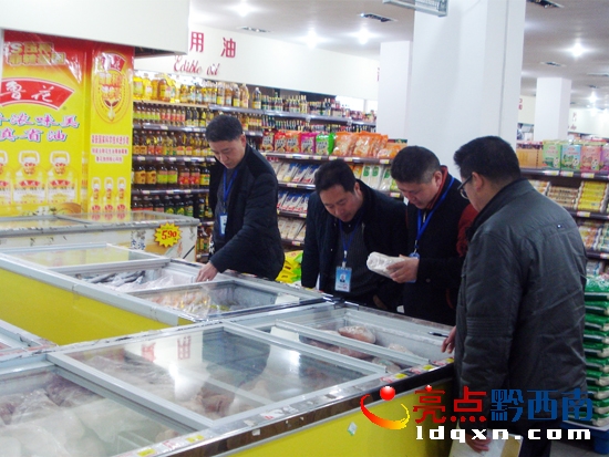 圖為執(zhí)法人員在某超市檢查現(xiàn)場2.jpg