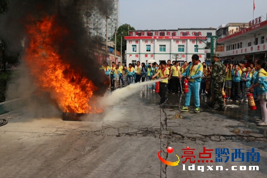 圖為現(xiàn)場滅火演練.jpg