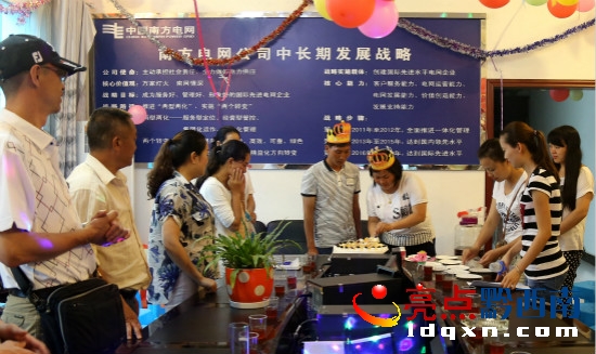 壽星切生日蛋糕_meitu_1.jpg