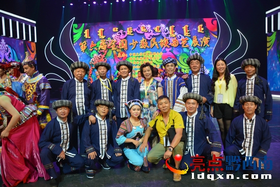 八音坐唱演職人員與貴州省曲協(xié)秘書長(zhǎng)梁振邦先生合影留念.JPG