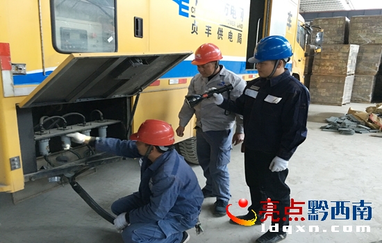 為客戶做好發(fā)電車的接線和現(xiàn)場調(diào)試。.jpg