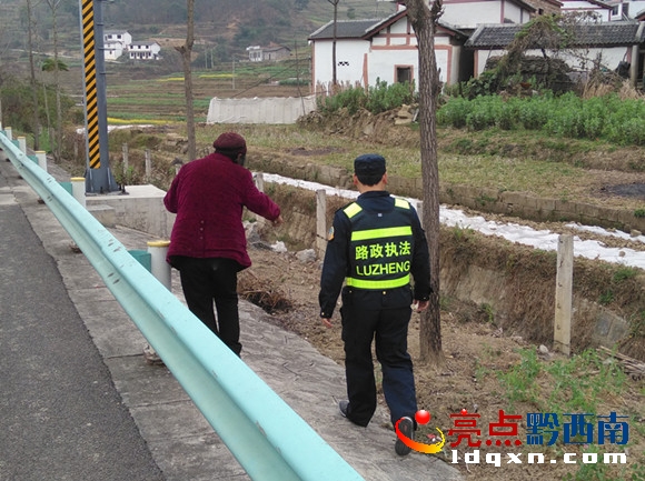 護(hù)送老人離開.jpg