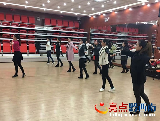 參賽隊(duì)伍正在訓(xùn)練.JPG