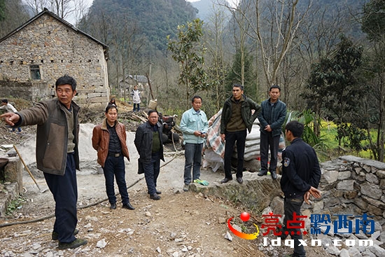 圖為調(diào)研組在冗阿秧組精準(zhǔn)扶貧戶彭榮祥(左四)家查看圈舍修建情況時情景.JPG