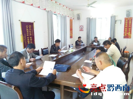 沙坪鎮(zhèn)社保所負(fù)責(zé)人黃海洋對(duì)村協(xié)管員進(jìn)行就業(yè)信息業(yè)務(wù)培訓(xùn)1.jpg