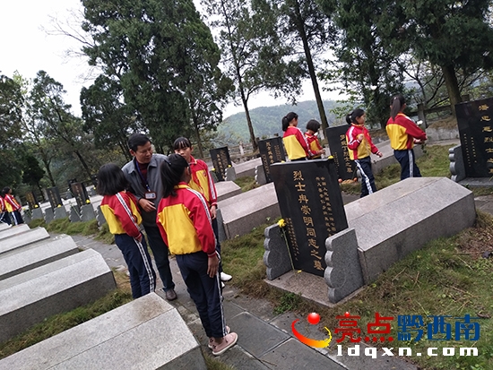 圖為關工委老同志為孩子們講解烈士事跡.jpg
