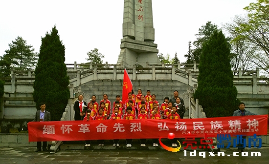 圖為參加掃墓活動師生合影.JPG