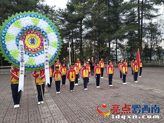 圖為掃墓儀式.jpg